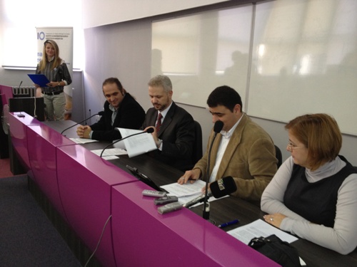  /> </div>
<p> „HPC кластерот претставува множество од 86 блејд сервери со 2x6 јадрени процесори и 24GB (Гигабајти) РАМ, или вкупно 1008 CPU физички јадра (2016 логички) и 2TB (Терабајти) вкупна РАМ меморија. ХПЦ кластерот поседува теоретски максимални 9.4 TFlops. Infiniband поврзувачката мрежа овозможува голем проток на информации меѓу процесорите, со многу мала латентност. Кластерот е производоство на Hewlett Packard, а неговата спецификација е направена во соработка со НЕОКОМ, како застапник за HP за Македонија. HPC кластерот ќе биде достапен за користење со стандардни алатки за паралелно процесирање, но во иднина се планира и негово адаптирање во HPC облак, со што би се отворила уште поголема можност за соработка со стопанството“, објасни доц. д-р Анастас Мишев, продекан за настава на ФИНКИ. </p>
</body></html>